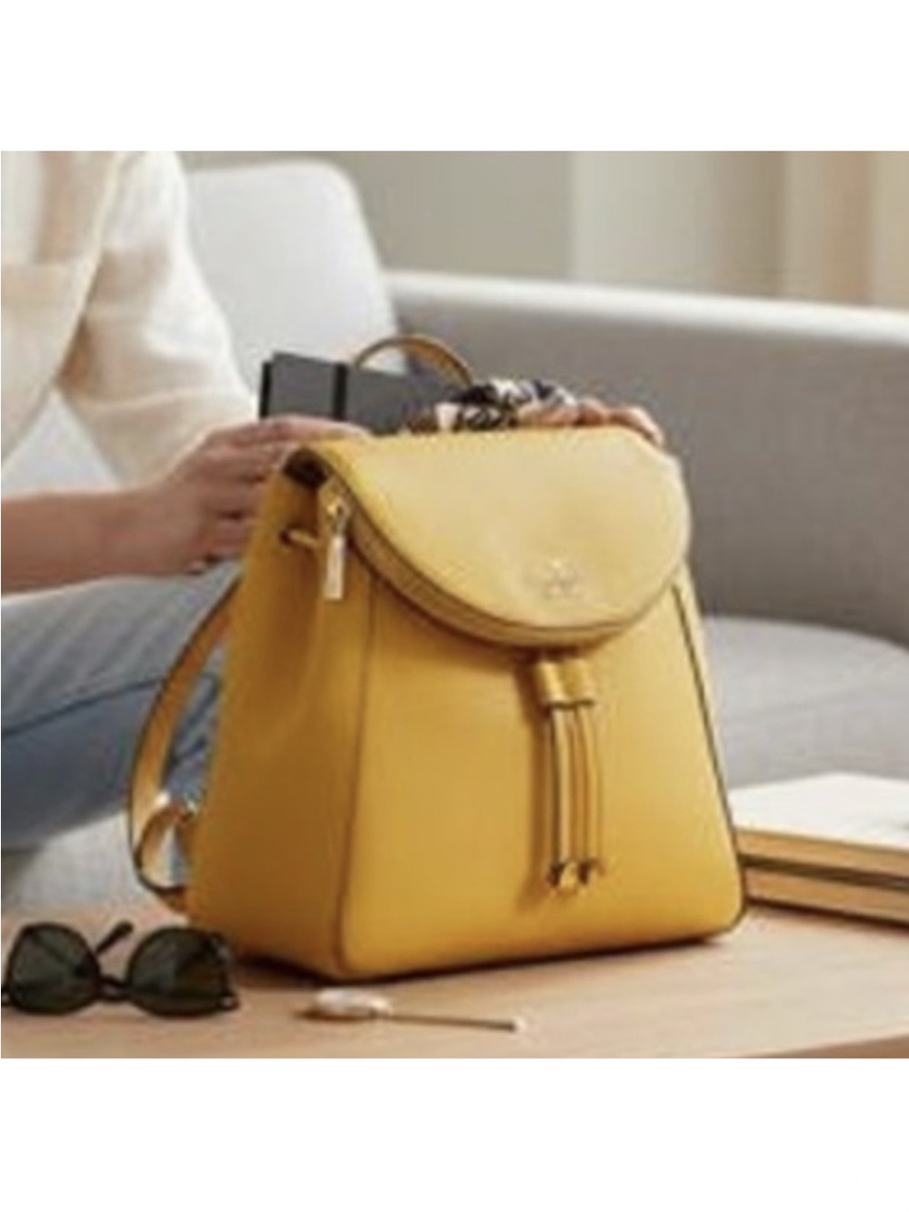 Kate Spade New York Leila Medium Flap
Backpack yellow sunflower 🌻